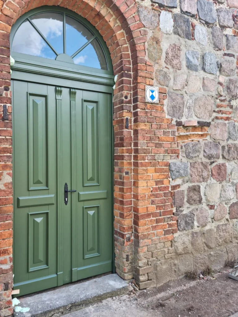 Drewniane drzwi zewnętrzne na wymiar – realizacja Stolarstwo Raczkowski